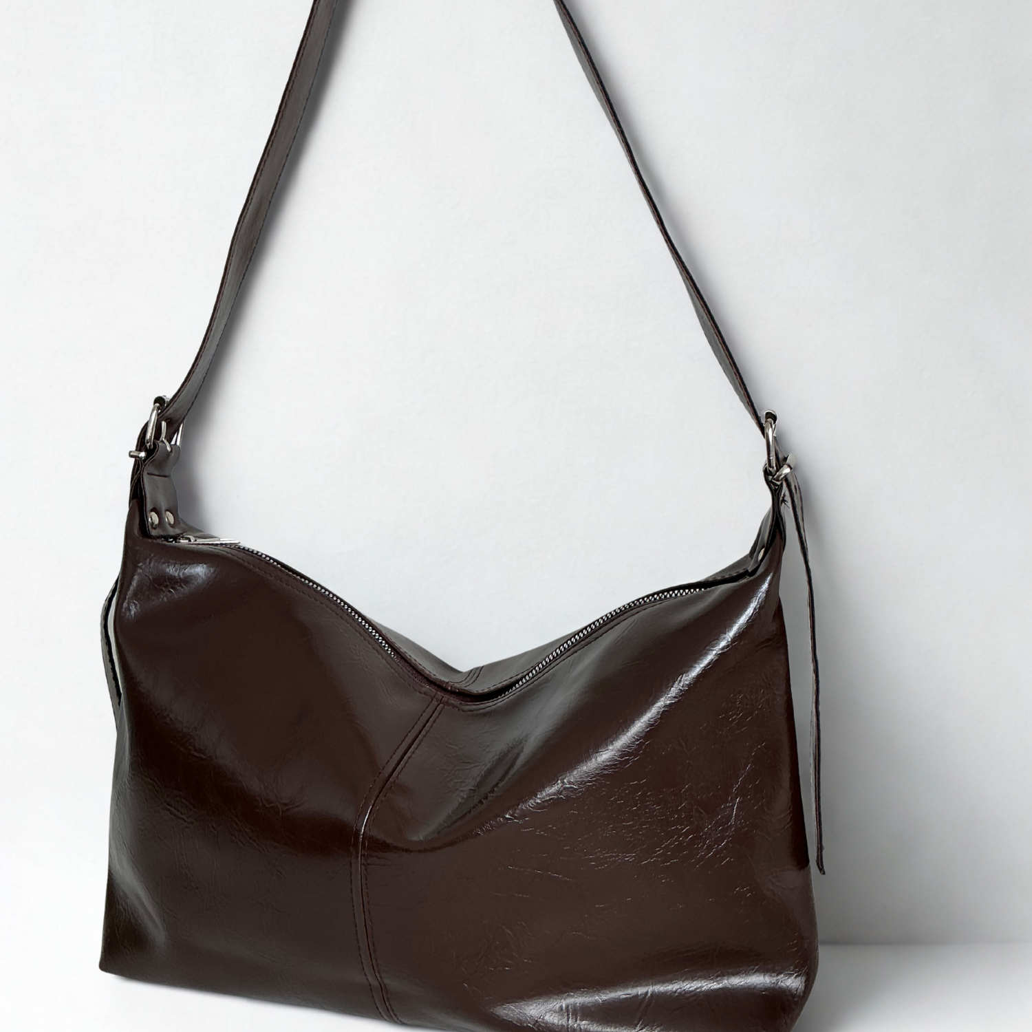 Nova Geniş Hacimli Çapraz Askılı Kadın Çanta